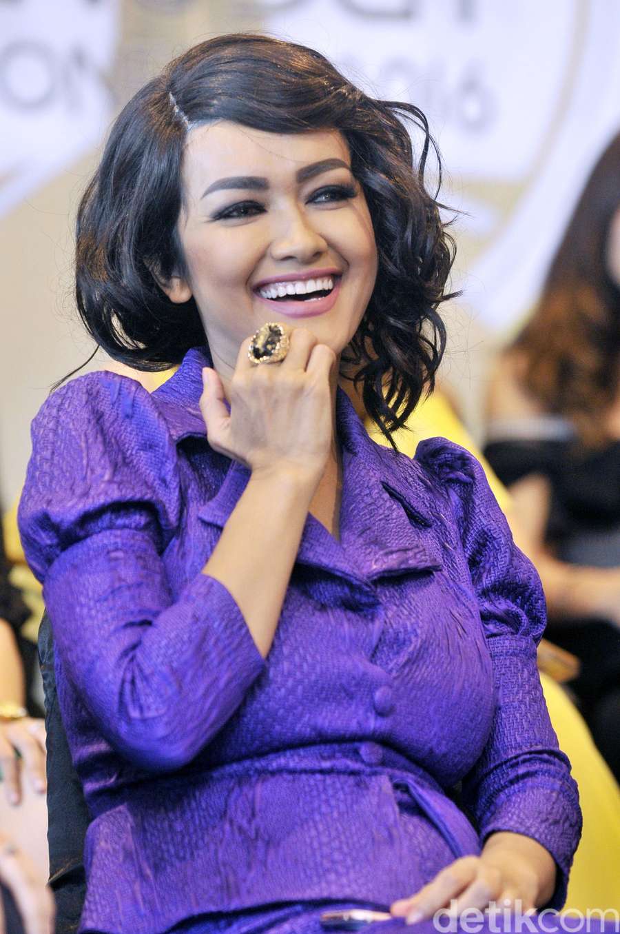 Julia Perez dan Cincin Emas di Jemarinya Julia Perez dan Cincin Emas di Jemarinya