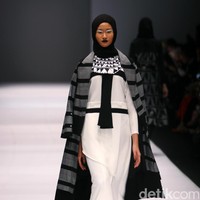 Koleksi Hannie Hananto mengangkat tema Wajik dan Garis di Jakarta Fashion Week 2017. Senayan City. Jakarta. [Foto: Mohammad Abduh/Wolipop]