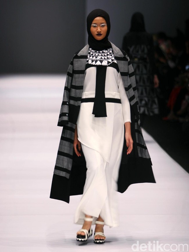 Koleksi Hannie Hananto mengangkat tema Wajik dan Garis di Jakarta Fashion Week 2017. Senayan City. Jakarta. [Foto: Mohammad Abduh/Wolipop]