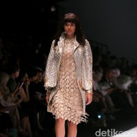 Koleksi Busana Barli Asmara yang mengangkat tema Glittery and Glamour di Jakarta fashion . Week 2017. Senayan City. Jakarta. [Foto: Mohammad Abduh/Wolipop]