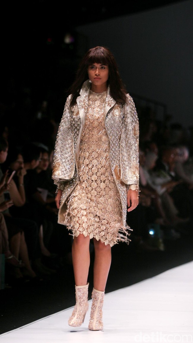 Koleksi Busana Barli Asmara yang mengangkat tema Glittery and Glamour di Jakarta fashion . Week 2017. Senayan City. Jakarta. [Foto: Mohammad Abduh/Wolipop]