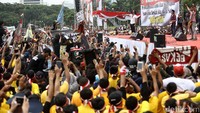 Hal itu disambut meriah oleh para Slankers yang sudah memadati area di depan Panggung utama.