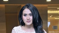 Pedangdut itu terlihat mengenakan blus putih semi transparan dengan celana biru. Pool/Noel/detikFoto.