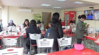 Warung Nusantara yang berdiri sejak dua tahun ini menjadi jujugan warga Indonesia yang tinggal di Turki. Selain itu, juga ada wisatawan dari Indonesia maupun negara tetangga seperti Malaysia dan Singapura (Rois/detikTravel)