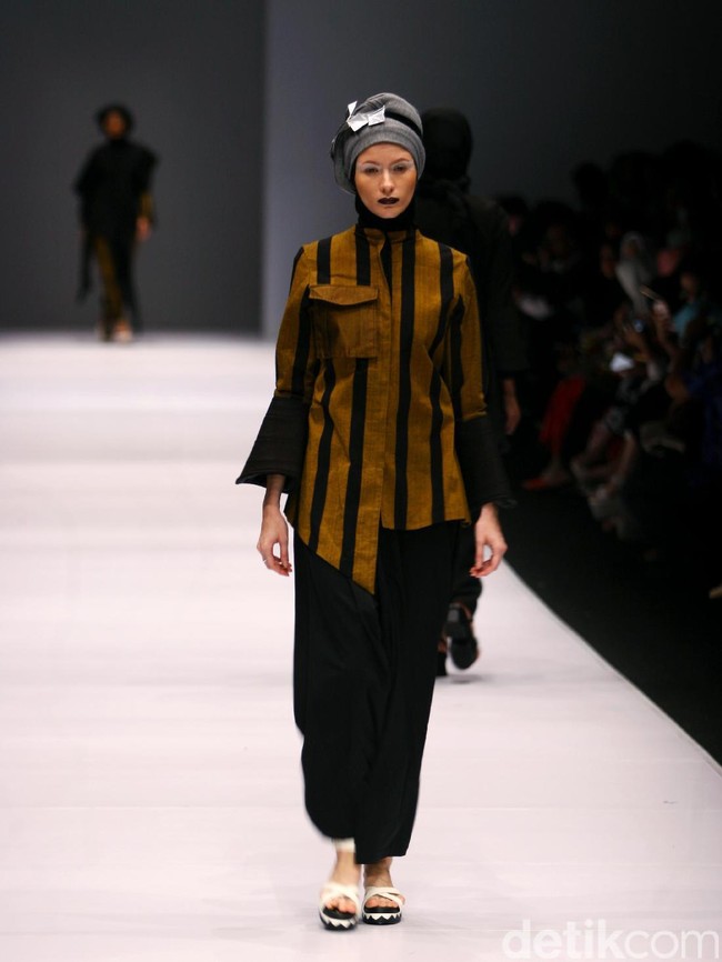 Koleksi Hannie Hananto mengangkat tema Wajik dan Garis di Jakarta Fashion Week 2017. Senayan City. Jakarta. [Foto: Mohammad Abduh/Wolipop]