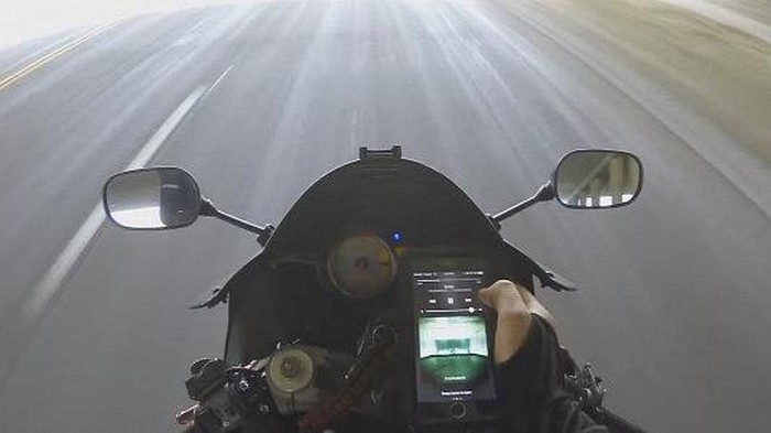 Begini Jadinya Mengendarai Motor Sambil Bermain Ponsel