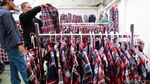Penjual Baju Kotak-kotak di Rumah Lembang