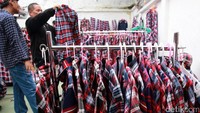 Sejumlah motiv kotak-kotak meramaikan baju kampanye khas Ahok.