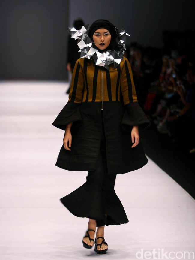 Koleksi Hannie Hananto mengangkat tema Wajik dan Garis di Jakarta Fashion Week 2017. Senayan City. Jakarta. [Foto: Mohammad Abduh/Wolipop]