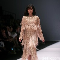 Koleksi Busana Barli Asmara yang mengangkat tema Glittery and Glamour di Jakarta fashion . Week 2017. Senayan City. Jakarta. [Foto: Mohammad Abduh/Wolipop]