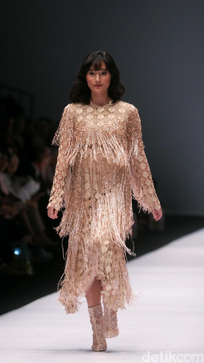 Koleksi Busana Barli Asmara yang mengangkat tema Glittery and Glamour di Jakarta fashion . Week 2017. Senayan City. Jakarta. [Foto: Mohammad Abduh/Wolipop]