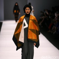 Koleksi Hannie Hananto mengangkat tema Wajik dan Garis di Jakarta Fashion Week 2017. Senayan City. Jakarta. [Foto: Mohammad Abduh/Wolipop]