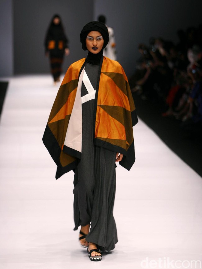 Koleksi Hannie Hananto mengangkat tema Wajik dan Garis di Jakarta Fashion Week 2017. Senayan City. Jakarta. [Foto: Mohammad Abduh/Wolipop]