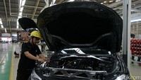Seorang pekerja selesai melakukan perakitan. Hanya tinggal mengencangkan baut.