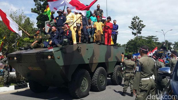 Warga gembira keliling naik panser TNI AD.