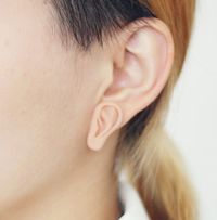 Ketika Aksesori Berbentuk Bagian Tubuh Manusia Jadi Tren Hangat 2017