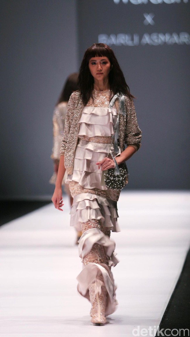 Koleksi Busana Barli Asmara yang mengangkat tema Glittery and Glamour di Jakarta fashion . Week 2017. Senayan City. Jakarta. [Foto: Mohammad Abduh/Wolipop]