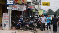 Sejumlah pejalan kaki terlihat tidak bisa menggunakan pedestrian yang telah dibuat lahan parkir motor.