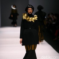 Koleksi Hannie Hananto mengangkat tema Wajik dan Garis di Jakarta Fashion Week 2017. Senayan City. Jakarta. [Foto: Mohammad Abduh/Wolipop]