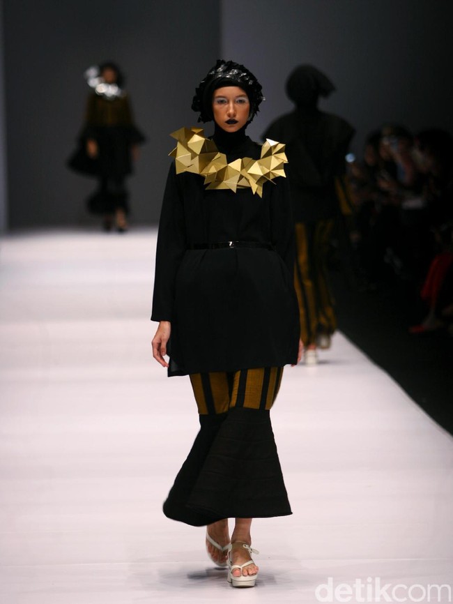 Koleksi Hannie Hananto mengangkat tema Wajik dan Garis di Jakarta Fashion Week 2017. Senayan City. Jakarta. [Foto: Mohammad Abduh/Wolipop]