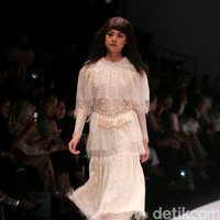 Koleksi Busana Barli Asmara yang mengangkat tema Glittery and Glamour di Jakarta fashion . Week 2017. Senayan City. Jakarta. [Foto: Mohammad Abduh/Wolipop]