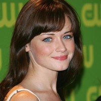  Alexis saat usianya 25 tahun. Di pertengahan usia 20-an, wajah maupun gayanya juga masih seperti remaja. Makeup minimalis membuat wajahnya terlihat cantik alami dan semakin menegaskan mata birunya yang indah. (Foto: Getty Images)