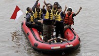 Agus didampingi Annisa Pohan menyusuri sungai Ciliwung menggunakan perahu karet.