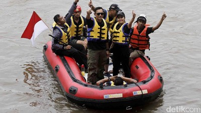 Agus Yudhoyono Susuri Ciliwung dan Makan Nasi Kebuli Bareng Warga