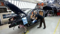 Pekerja melakukan perakitan BMW 730Li. Dalam waktu sehari pabrik ini merakit 6 mobil.