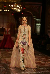 Gaun Glamour nan Eksentrik di Koleksi 'La Divina Marchesa' Sebastian Gunawan