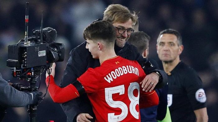 Britain Football Soccer - Liverpool v Leeds United - EFL Cup Quarter Final - Anfield - 29/11/16 Liverpools Ben Woodburn and manager Juergen Klopp celebrate after the game   Reuters / Phil Noble Livepic EDITORIAL USE ONLY. No use with unauthorized audio, video, data, fixture lists, club/league logos or live services. Online in-match use limited to 45 images, no video emulation. No use in betting, games or single club/league/player publications. Please contact your account representative for further details.