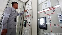 Petugas PLN melakukan pengecekan di Gardu Induk Jakabaring.