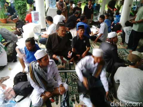 Tiba di Bandung, Massa GNPF-MUI Ciamis Istirahat di Kantor Perhutani Jabar-Banten