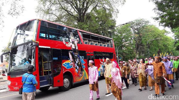 Warga sangat antusias mengikuti pawai ini.