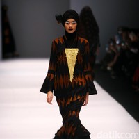 Koleksi Hannie Hananto mengangkat tema Wajik dan Garis di Jakarta Fashion Week 2017. Senayan City. Jakarta. [Foto: Mohammad Abduh/Wolipop]