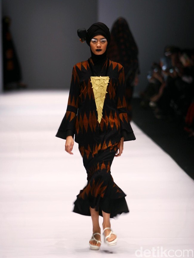 Koleksi Hannie Hananto mengangkat tema Wajik dan Garis di Jakarta Fashion Week 2017. Senayan City. Jakarta. [Foto: Mohammad Abduh/Wolipop]