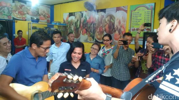 Jreeng! Saat Petikan Gitar Sandiaga Iringi Pengamen Lantunkan Munajat Cinta 