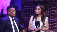 Hotman tampak sesekali berbincang dengan Aiko. Pool/Ismail/detikFoto.