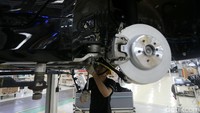 Seorang pekerja mengecek baut.
