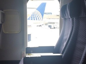 Penumpang Wanita Nekat Buka Pintu Darurat Pesawat United Airlines
