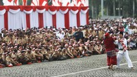 Ratusan murid SD menyaksikan aksi silat Betawi.