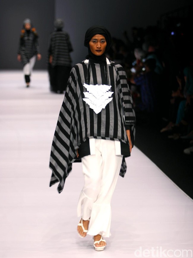 Koleksi Hannie Hananto mengangkat tema Wajik dan Garis di Jakarta Fashion Week 2017. Senayan City. Jakarta. [Foto: Mohammad Abduh/Wolipop]