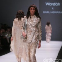 Koleksi Busana Barli Asmara yang mengangkat tema Glittery and Glamour di Jakarta fashion . Week 2017. Senayan City. Jakarta. [Foto: Mohammad Abduh/Wolipop]