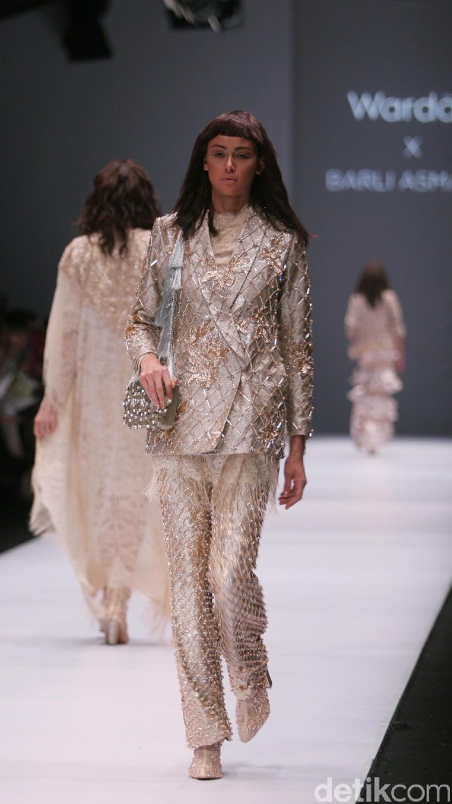 Koleksi Busana Barli Asmara yang mengangkat tema Glittery and Glamour di Jakarta fashion . Week 2017. Senayan City. Jakarta. [Foto: Mohammad Abduh/Wolipop]