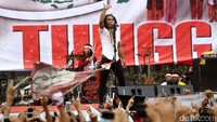 Sekitar pukul 10.30 Slank mulai tampil dengan membawakan beberapa lagu andalanya.