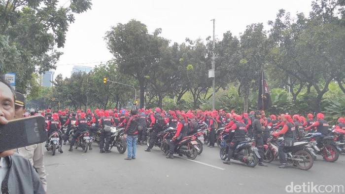 Ada Demo Buruh di Depan Balai Kota, Jl Medan Merdeka Selatan Ditutup