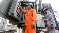 Dua orang petugas PLN mengecek trafo Gardu Induk Jakabaring.