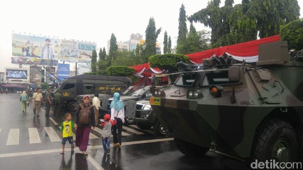 Alutsista juga dipamerkan dalam apel ini.