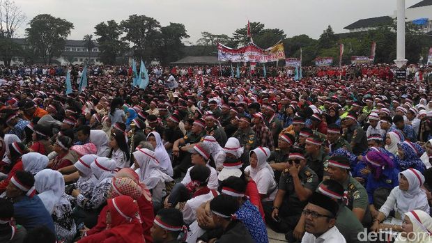 Warga Bandung tumplek hadiri apel di Gasibu.