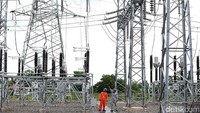 Dua orang petugas PLN meninjau Gardu Induk Jakabaring. Hari ini, Rabu (30/11/2016), Gardu Induk Jakabaring dan Gardu Induk Gandus telah resmi beroperasi. Peresmian pengoperasian dilakukan oleh Wakil Gubernur Sumatera Selatan Ishak Mekki dan Direktur Bisnis Regional Sumatera PLN Amir Rosidin.